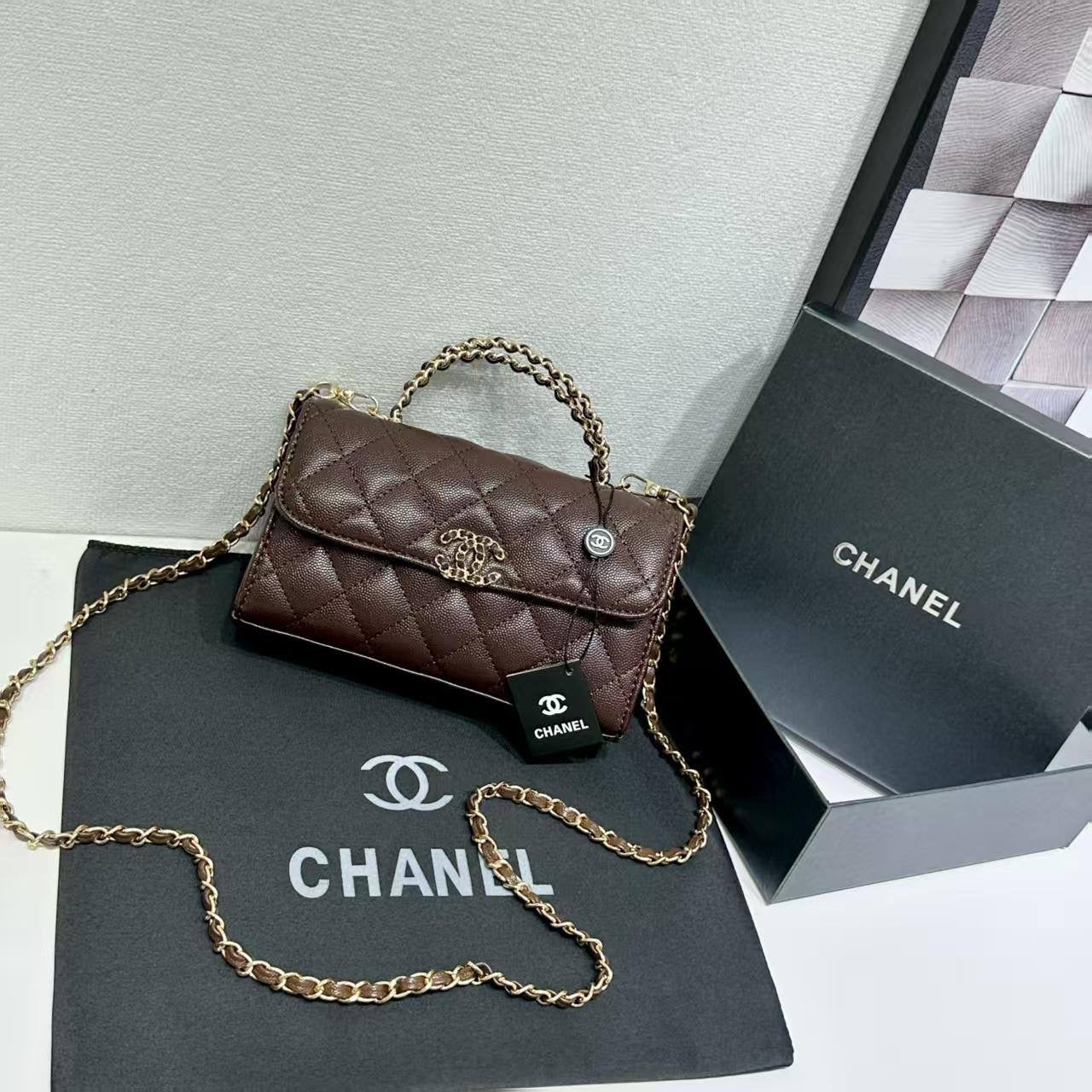 Chanel
Best quality 
with box’s 
🎁🎁🎁

95 dhs🇦🇪

size 19 cm

Zain158
♥️♥️♥️