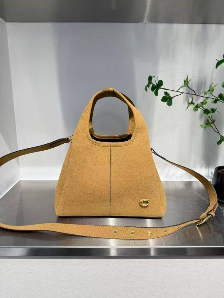 Coach Lana Shoulder Bag
26cm × 11cm × 16cm
with box
🎁🎁🎁

100 dhs🇦🇪

Zain95
♥️♥️♥️