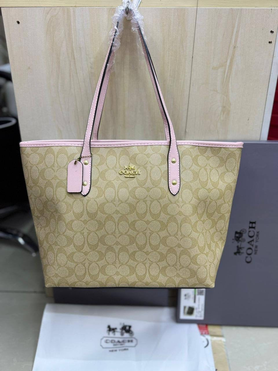 Coach Tote
Size : 33 * 27 cm
90 dhs🪙
with box 🎁

Zain115
♥️♥️♥️
