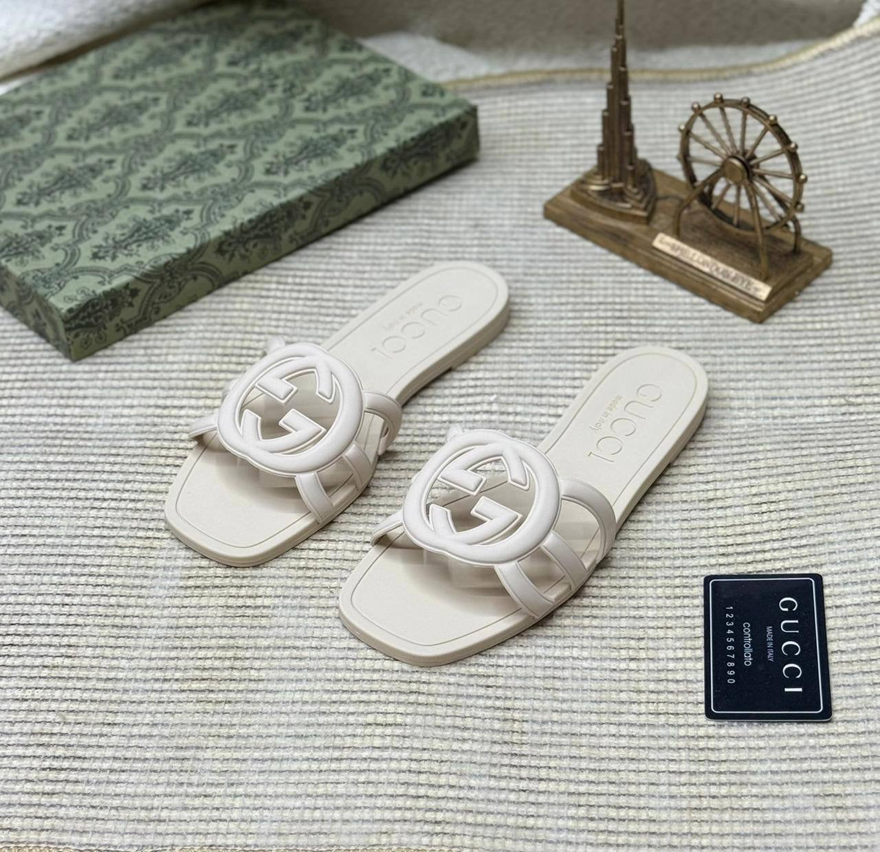 . New gucci flat

   Size  .  36.  to 41

75 dhs🪙

Zain80
♥️♥️♥️