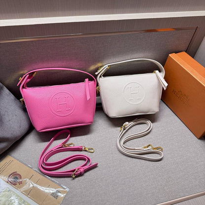 Hermes
22*14*8cm
With box 
🎁🎁🎁

60 dhs🇦🇪

Zain17
♥️♥️♥️