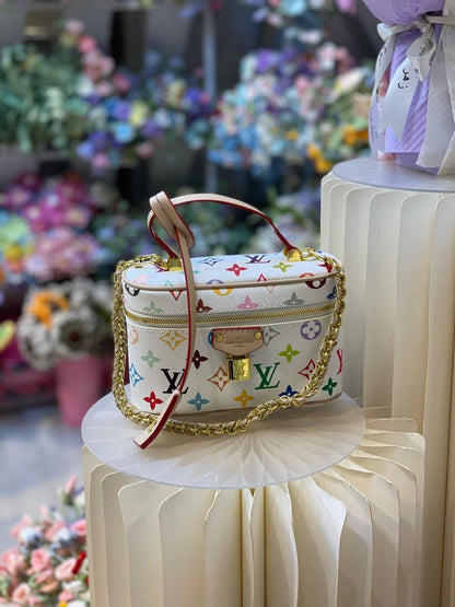 LV 
19cm
90 dhs🇦🇪

With Box
🎁🎁🎁

Zain44
♥️♥️♥️