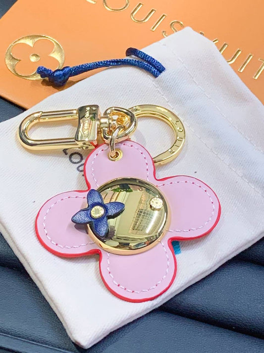 Lv Keychain & BAG charm 
Master 
70 dhs🇦🇪

with GOOD Box And Paper Bag🎁

Zain89
♥️♥️♥️