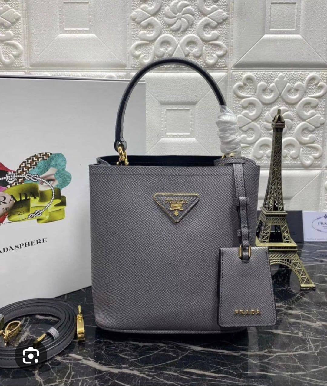Prada

with box
🎁🎁🎁

105 dhs🇦🇪

Zain143
♥️♥️♥️