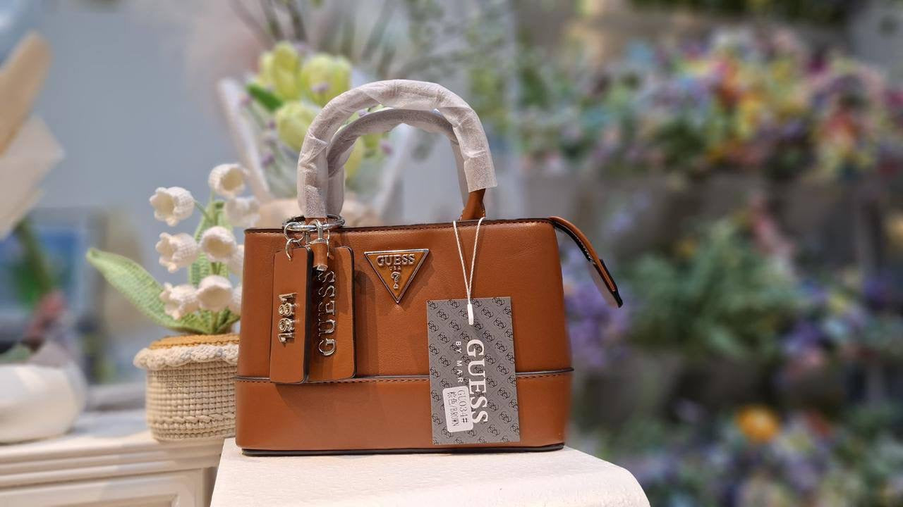 GUESS

20*14cm

95 dhs🇦🇪

with BOX
🎁🎁🎁

Zain254
♥️♥️♥️