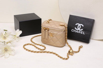 Chanel

with box 
🎁🎁🎁

90 dhs🪙💕

Zain50
♥️♥️♥️