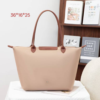 LONGCHAMP 
 hand bag
size: 36*14*25 
45 dhs🇦🇪

Zain40
♥️♥️♥️