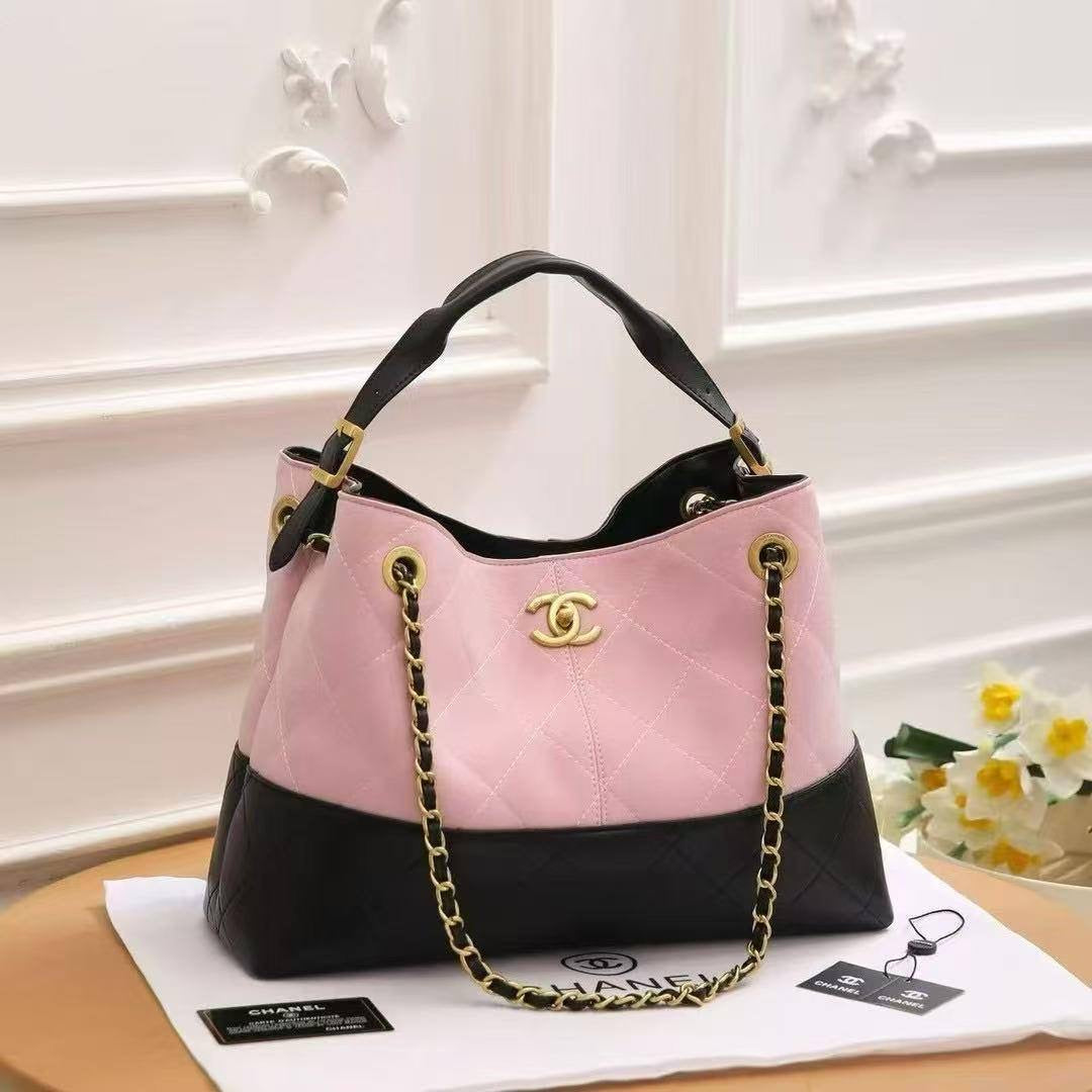 Chanel
Best quality 

with box’s 
🎁🎁🎁

120 dhs🇦🇪
size 35 cm

Zain158
♥️♥️♥️