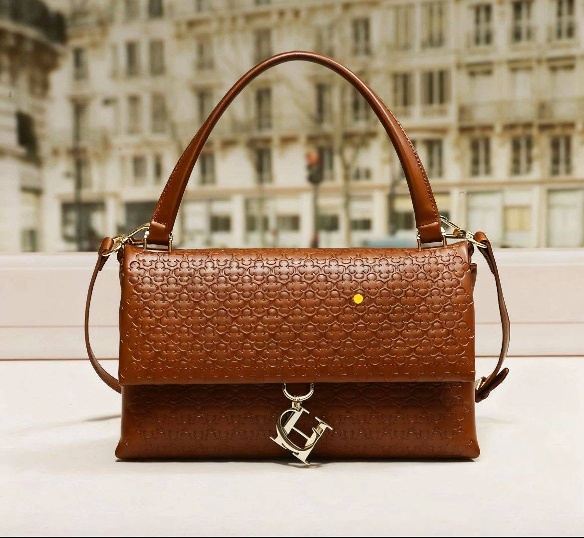 CH CH
95 dhs🇦🇪

size：24cm

Good quality 

with box
🎁🎁🎁

Zain35
♥️♥️♥️