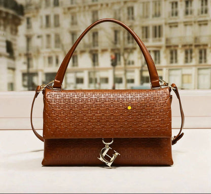 CH CH
95 dhs🇦🇪

size：24cm

Good quality 

with box
🎁🎁🎁

Zain35
♥️♥️♥️