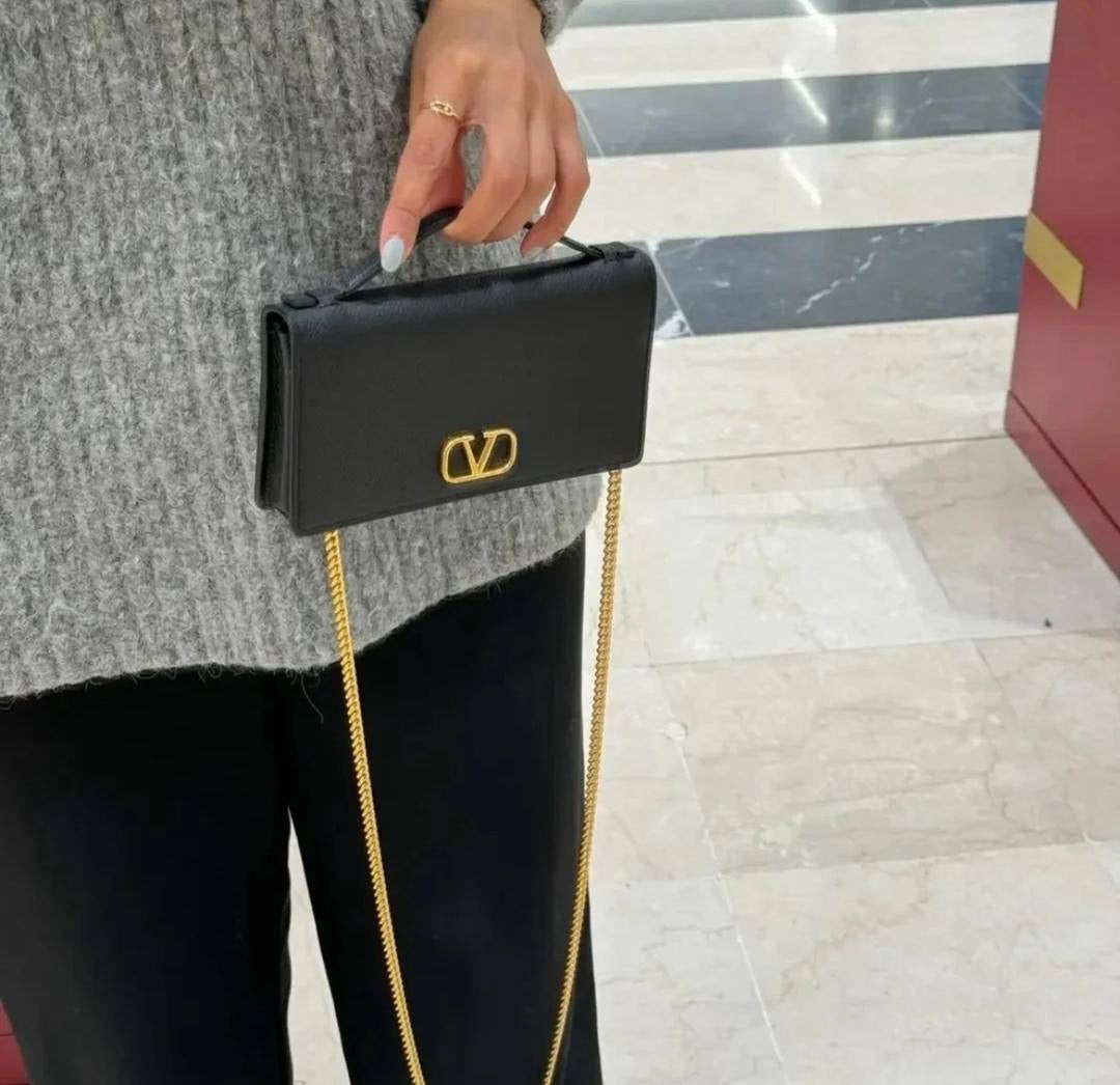D&G

90 dhs🇦🇪

Good quality 

with box
🎁🎁🎁

Zain35
♥️♥️♥️