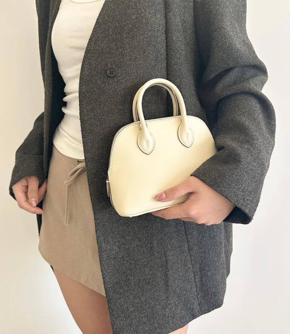 Hermes 

small 
95 dhs🇦🇪
size 18×18×9×14cm
big
105 dhs🇦🇪
size 26×9×19cm

with box🎁

Zain42
♥️♥️♥️