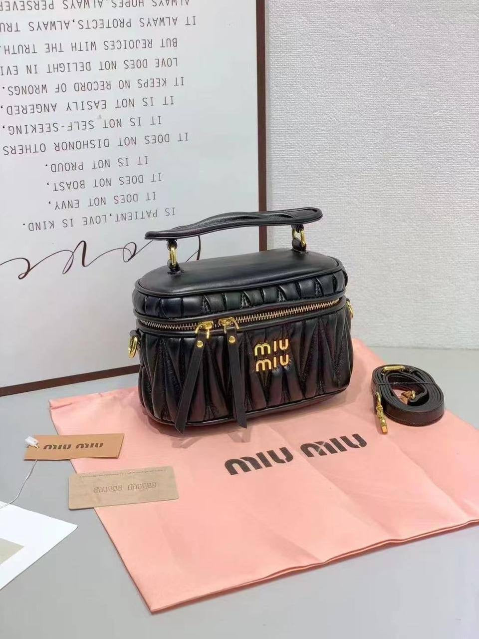 Miu Miu
size : 18 * 12 * 7 cm
80 dhs🪙
with box 🎁

Zain115
♥️♥️♥️