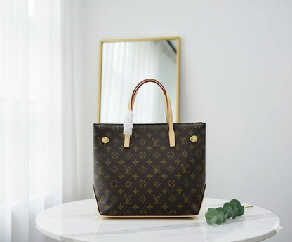 LV
Good quality 
with box 
🎁🎁🎁
105 dhs🇦🇪

Zain259
♥️♥️♥️