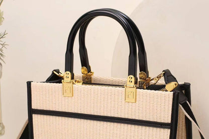 FENDI sᴜɴsʜɪɴᴇ
ᴍɪɴɪ ᴛᴏᴛᴇ ʙᴀɢ
ʀᴀᴛᴛᴀɴ ᴛᴡᴇᴇᴅs ᴍᴀᴛᴇʀɪᴀʟ
ᴡɪᴛʜ ʟᴏɴɢ ʙᴇʟᴛ sᴛʀᴀᴘ
sɪᴢᴇ : 26 cm

95 dhs🪙

Zain31
♥️♥️♥️