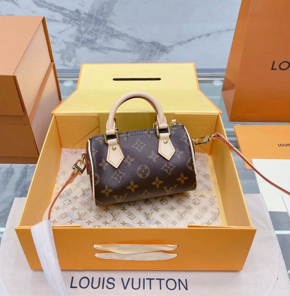 LV

80 dhs🇦🇪

with box
🎁🎁🎁

size 16×9×10cm

Zain42
♥️♥️♥️