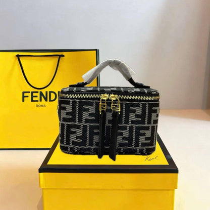 FENDI 

good quality

WITH BOX 
🎁🎁🎁

90 dhs🇦🇪

Zain39
♥️♥️♥️