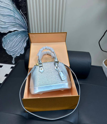 LV

90 dhs🇦🇪
Good quality 

with box
🎁🎁🎁

Zain35
♥️♥️♥️