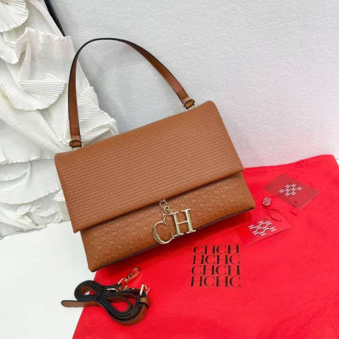 ChCh
Size: 26 * 17 cm
95 dhs🇦🇪

with box
🎁🎁🎁

Zain115
♥️♥️♥️