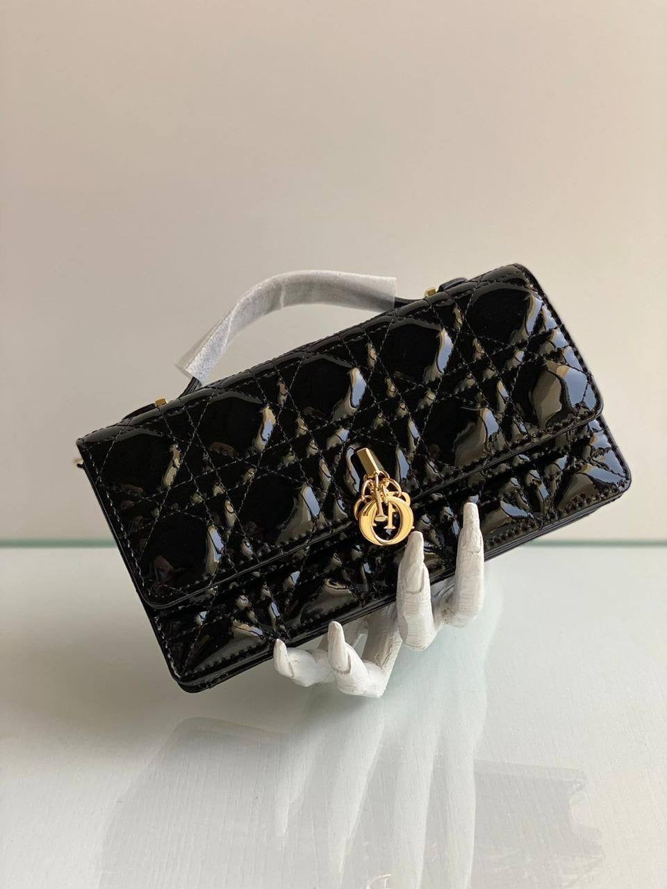 Dior
good quality,  
with box, 
🎁🎁🎁

size 22* 13 cm 

100 dhs🇦🇪

Zain12
♥️♥️♥️