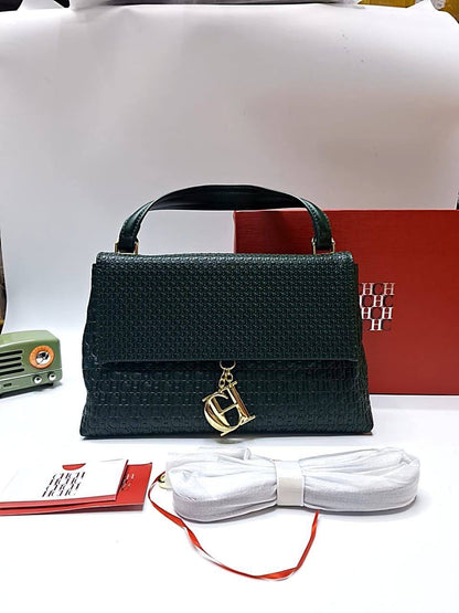 CH CH
95 dhs🇦🇪

size：24cm

Good quality 

with box
🎁🎁🎁

Zain35
♥️♥️♥️