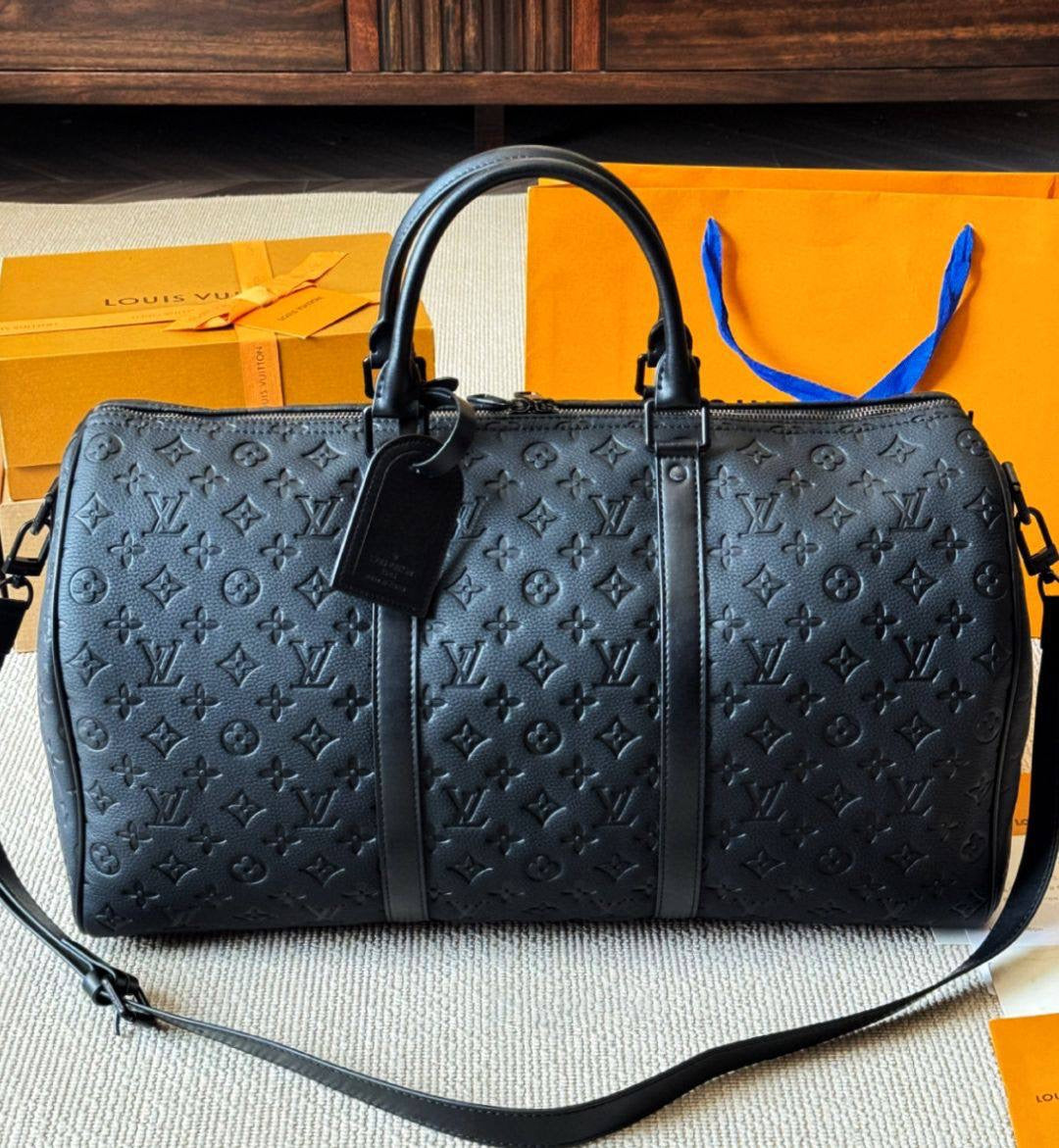 LV TRAVELLING BAG 
GOOD QUALITY 
115 dhs🪙💕
SIZE : 55cm

Zain39
♥️♥️♥️