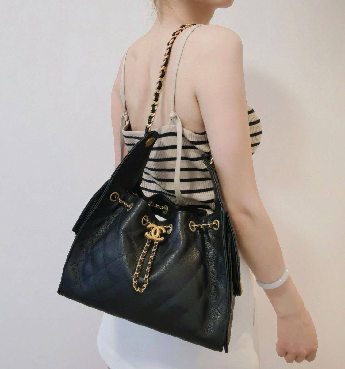 Chanel 
130 dhs🇦🇪
size 28×13×35cm

Zain42
♥️♥️♥️