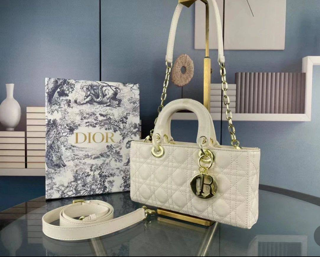 Dior
105 dhs🇦🇪

Good quality 
with box
🎁🎁🎁

Zain35
♥️♥️♥️