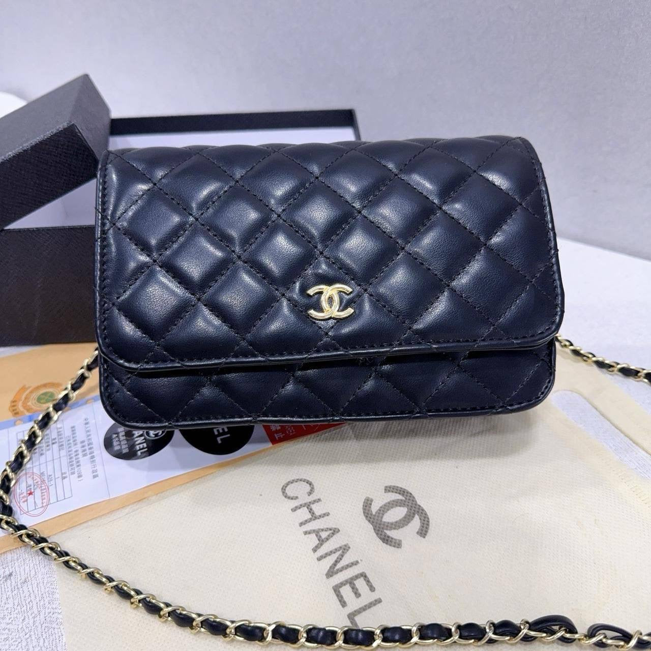 Chanel

21*14*7cm

60 dhs🇦🇪

Zain17
♥️♥️♥️