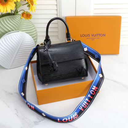 LV
NEW CAME GOOD QUALITY 
105 dhs🇦🇪
SIZE: 20cm

Zain39
♥️♥️♥️