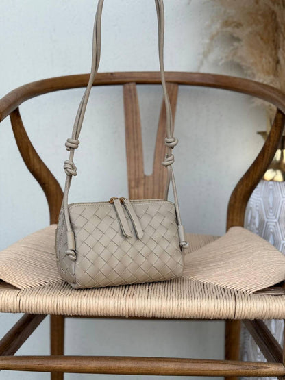 Available again✨✨✨
BOTTEGA VENETA
18cm
330 dhs🇦🇪
Top quality 
With box🎁

Zain167
♥️♥️♥️