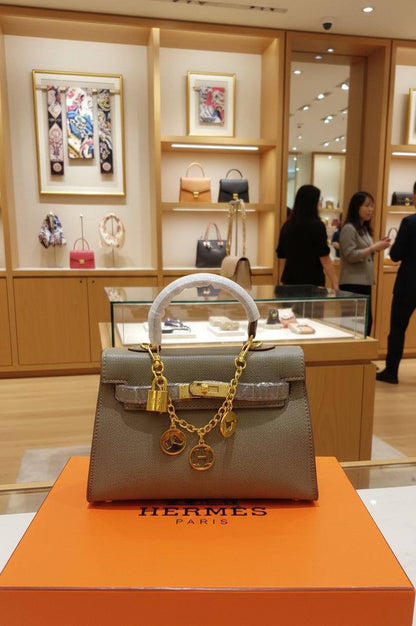 Hermes
Best quality 

with box’s 
🎁🎁🎁

90 dhs🇦🇪
size 22 cm

Zain158
♥️♥️♥️