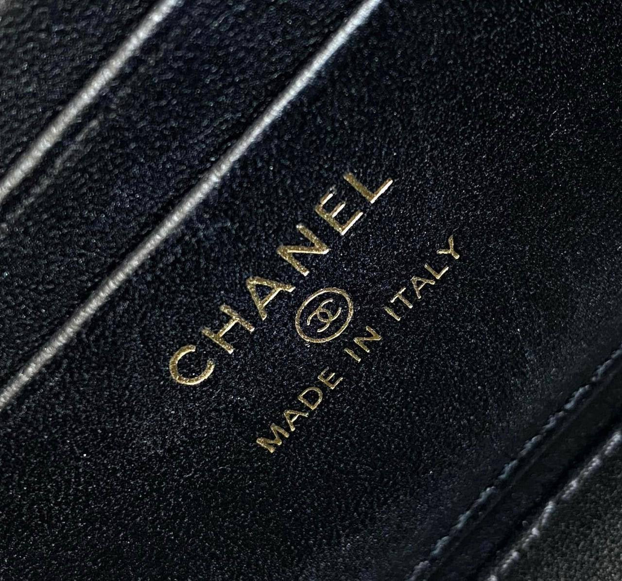 CHANEL 
GOOD QUALITY 
WITH BOX 
🎁🎁🎁

100 dhs🪙💕
SIZE: 16.5cm

Zain39
♥️♥️♥️