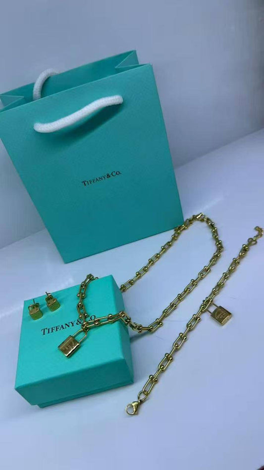 Stainless steel SET 
Necklace ❤️‍🩹
Earring 🍁
Bangle ❣️
With normal boxes 📦 
And paper bag 🛍️
50 dhs🇦🇪

Zain216
♥️♥️♥️