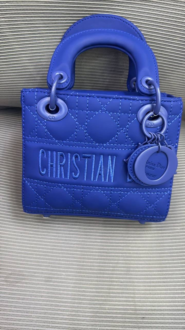 Dior

18cm

95 dhs🪙💕

with box
🎁🎁🎁

Zain16
♥️♥️♥️