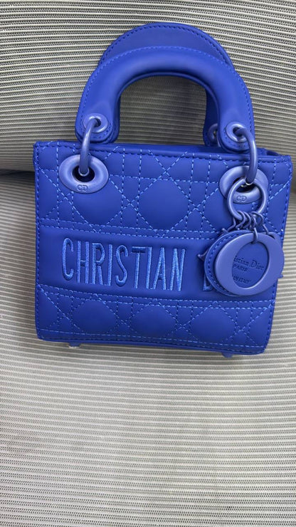 Dior

18cm

95 dhs🪙💕

with box
🎁🎁🎁

Zain16
♥️♥️♥️