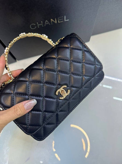 CHANEL

100 dhs🪙💕

with box
🎁🎁🎁

Zain90
♥️♥️♥️