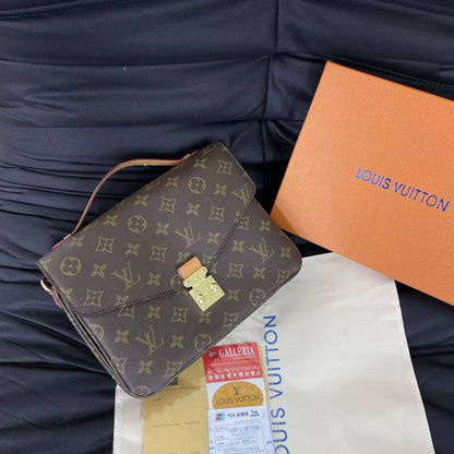 LV
25*19*8 cm

With box
🎁🎁🎁

100 dhs🇦🇪

Zain17
♥️♥️♥️