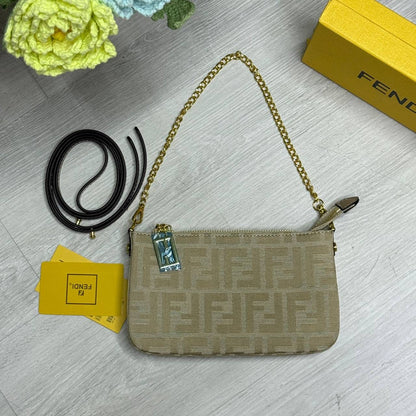 FENDI
21*3.5*12.5cm  

with box
🎁🎁🎁

80 dhs🇦🇪

Zain254
♥️♥️♥️