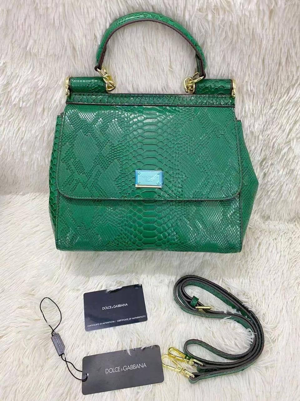 D&G

Size: 25 * 20 * 12 cm
80 dhs🇦🇪

Zain115
♥️♥️♥️