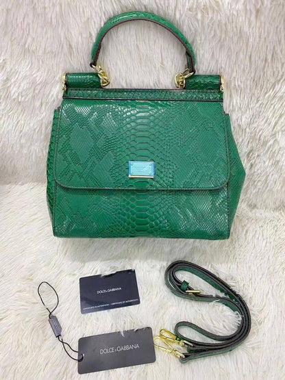 D&G

Size: 25 * 20 * 12 cm
80 dhs🇦🇪

Zain115
♥️♥️♥️