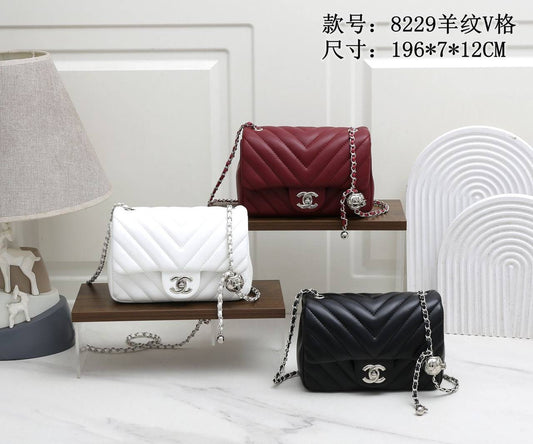 CHANEL 
19.5cm, Silver Logo, 🍂gold Logo 
95 dhs🇦🇪

Zain254
♥️♥️♥️