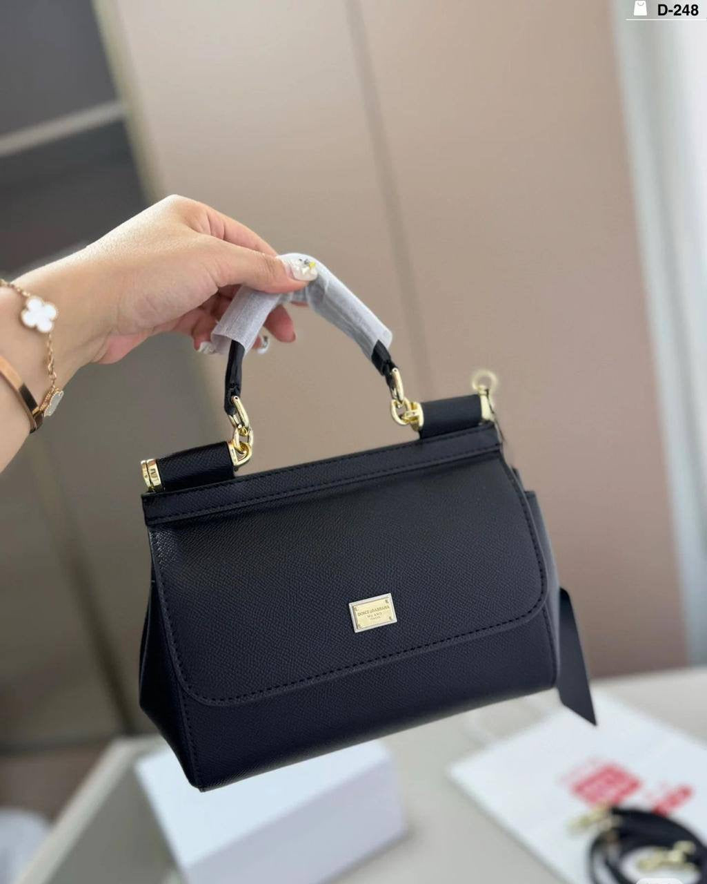 Dolce & Gabbana 
Size : 25 * 22 * 13 cm
120 dhs🇦🇪

with box 
🎁🎁🎁

Zain115
♥️♥️♥️