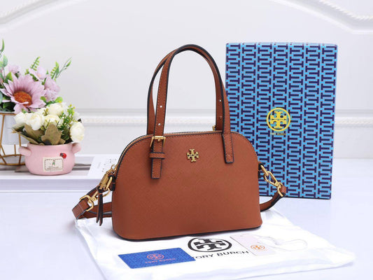 Tory Burch
21*15*6cm
With box 
🎁🎁🎁

85 dhs🪙💕

Zain17
♥️♥️♥️