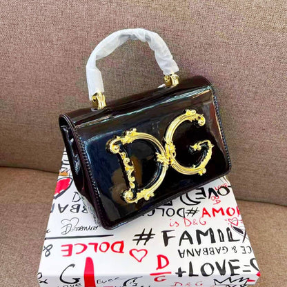 D&G
110 dhs🇦🇪

with box
🎁🎁🎁

size 22cm

Zain26
♥️♥️♥️