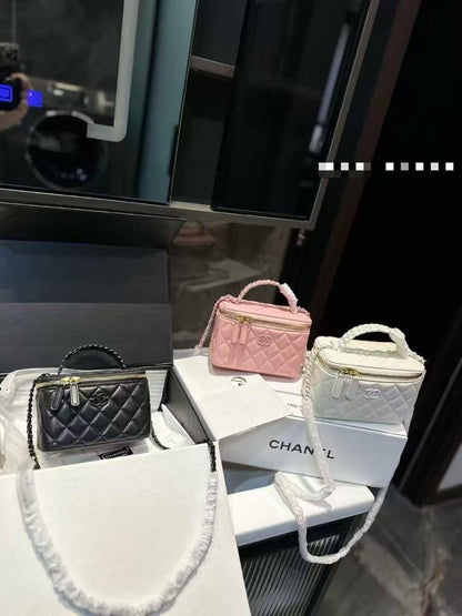Chanel 24B
Size: 17 * 10 * 8 cm
95 dhs🇦🇪
with box🎁

Zain115
 ♥️♥️♥️