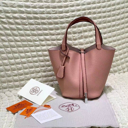 Hermes
SIZE  ……… 20CM 🥰
80 dhs🪙💕

with BOX🌷
🎁🎁🎁

Zain244
♥️♥️♥️