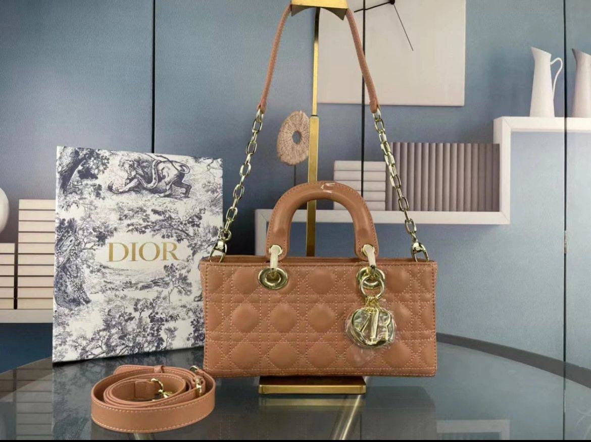 Dior
105 dhs🇦🇪

Good quality 
with box
🎁🎁🎁

Zain35
♥️♥️♥️