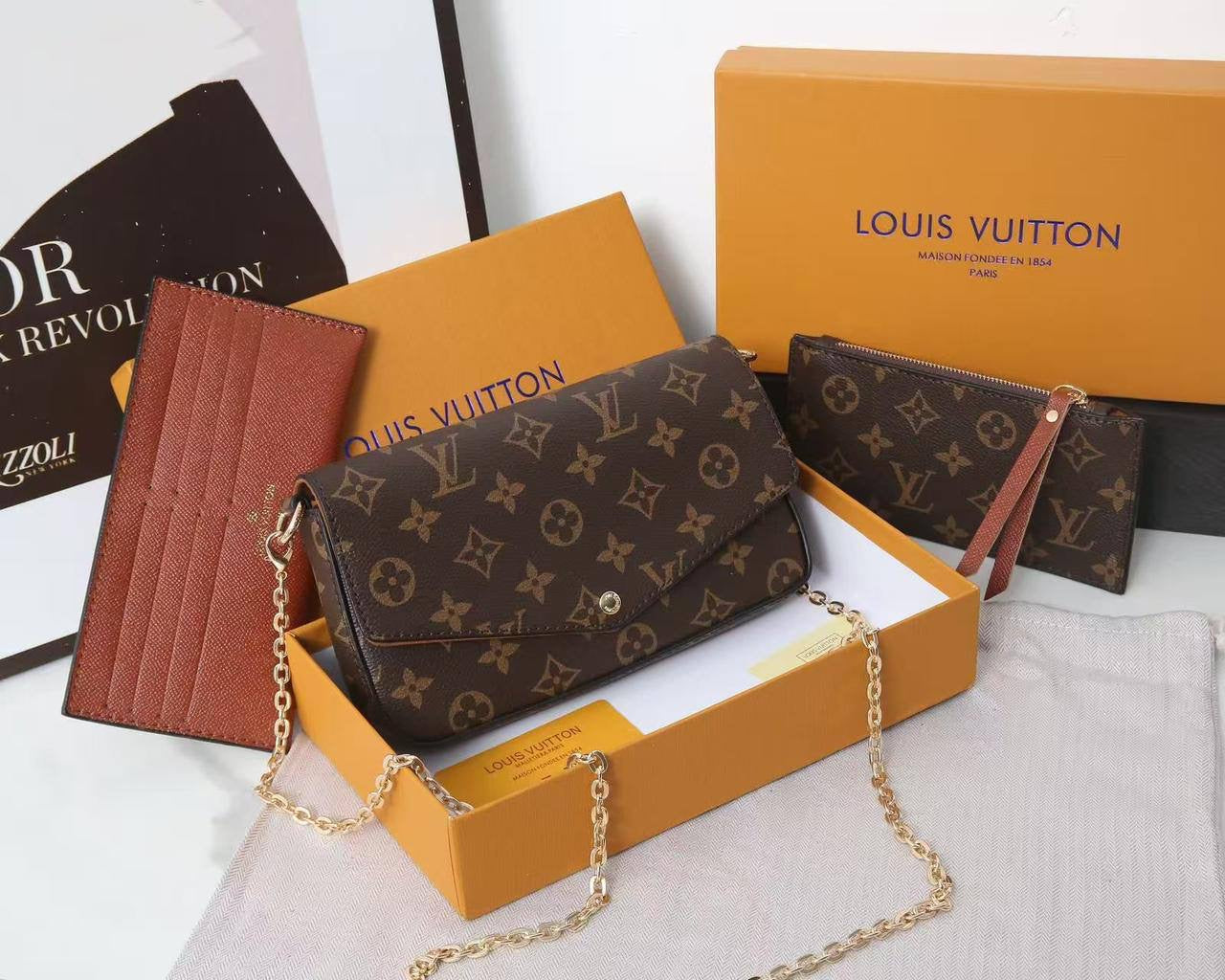 LV - Gucci 
90 dhs🇦🇪 

with box 
🎁🎁🎁

Zain253
♥️♥️♥️