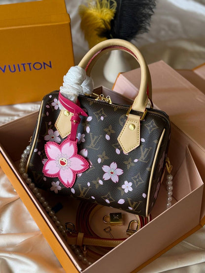 LV
20cm
350 dhs🇦🇪
Top quality 
With box🎁

Zain167
♥️♥️♥️